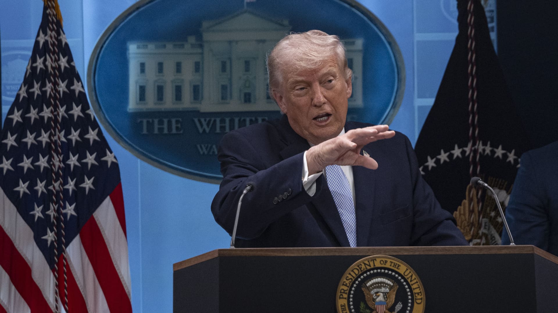 Președintele american Donald Trump pare să își îndrepte din nou atenția către Groenlanda, în timp ce critică NATO, pe fondul tensiunilor diplomatice generate de războiul din Iran