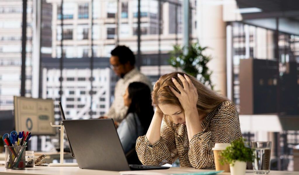 Presiunea la locul de muncă și epuizarea profesională pot conduce la obținerea unui concediu medical, conform legislației românești