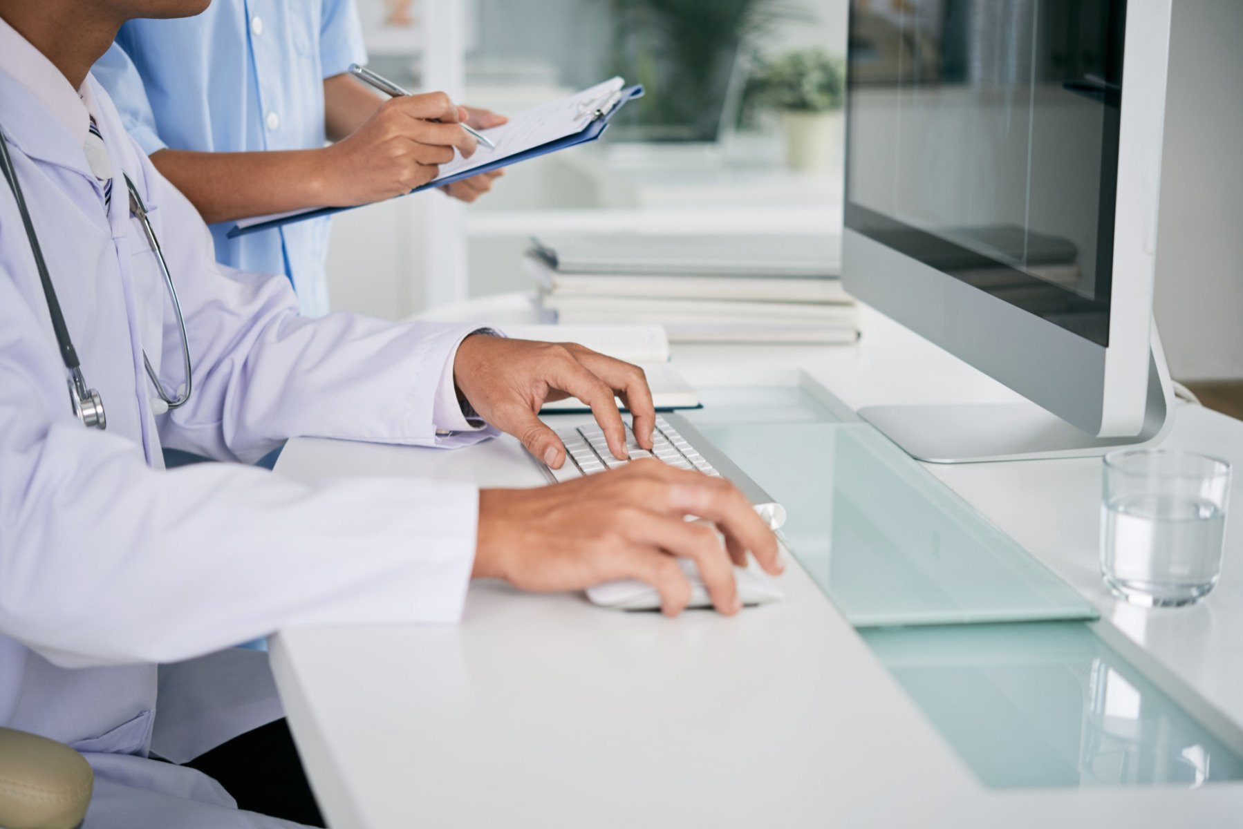 Neurochirurg din Constanța trimis în judecată pentru înșelăciune după ce a umflat un produs de la 187 de lei la 21.000 de lei cu tehnica "ULTRA" și și-a falsificat titlurile academice