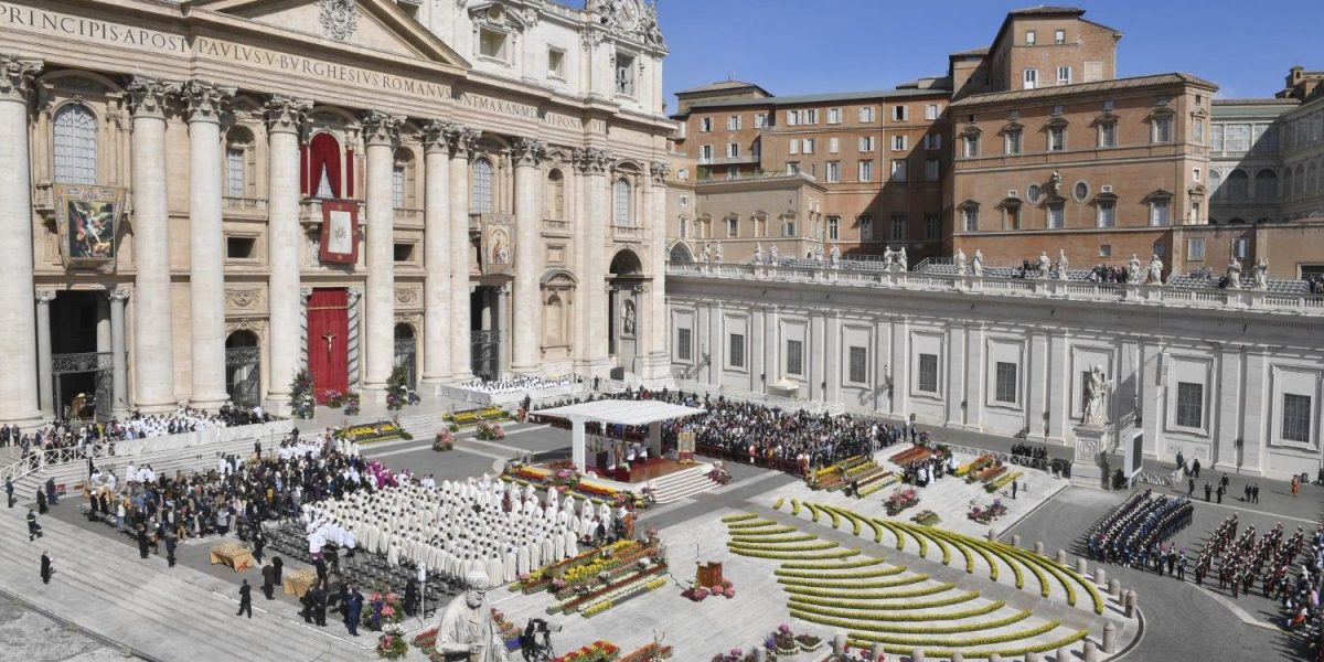 Televiziunea Română a transmis în direct, în noaptea de 4 spre 5 aprilie 2026, solemnitatea Vigiliei Pascale prezidată de Papa Leon al XIV-lea, din bazilica Sfântul Petru din Vatican