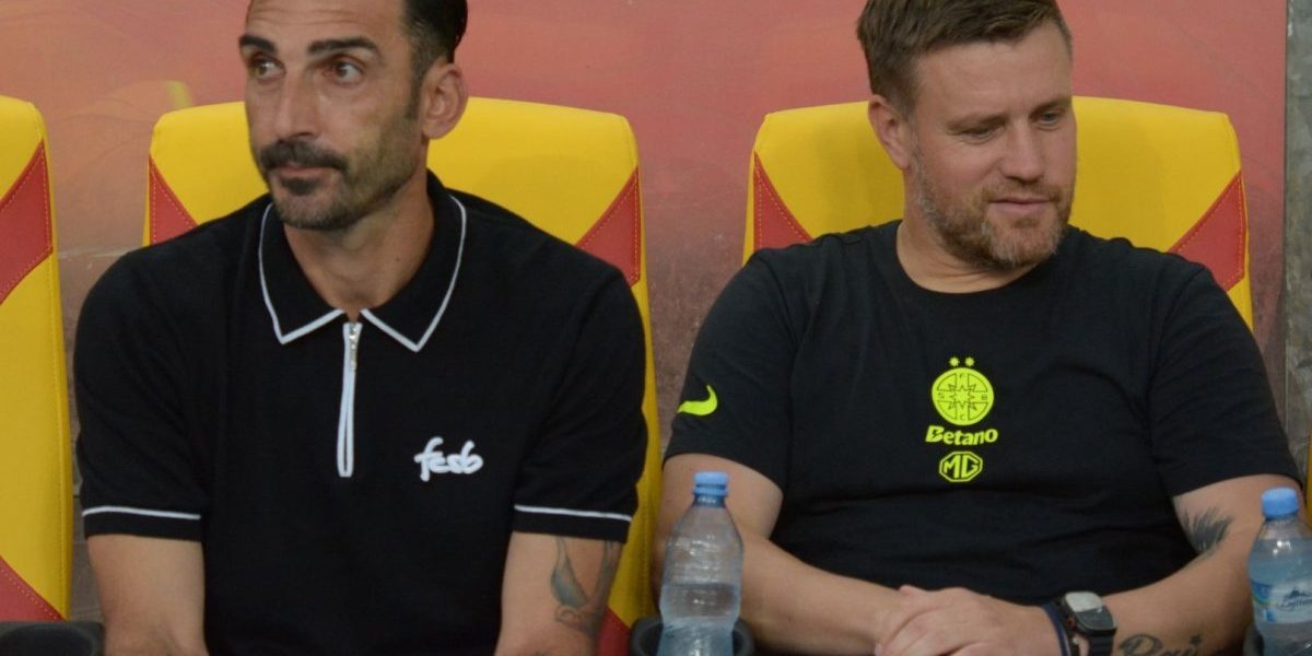 Tehnicianul cipriot Mihai Charalambous a fost surprins duminică într-un mod neobișnuit la un meci din play-out-ul campionatului cipriot, între Ethnikos Achnas și Anorthosis Famagusta