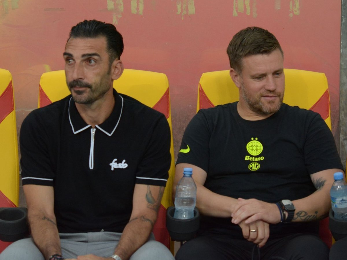 Tehnicianul cipriot Mihai Charalambous a fost surprins duminică într-un mod neobișnuit la un meci din play-out-ul campionatului cipriot, între Ethnikos Achnas și Anorthosis Famagusta