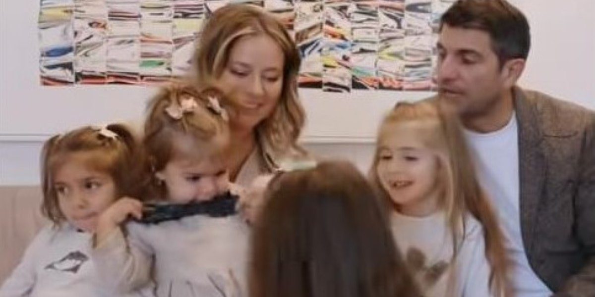 Laura Cosoi și reacția emoționantă a fiicelor la vestea sexului bebelușului Actrița Laura Cosoi se pregătește să devină mamă pentru a cincea oară, iar momentele speciale din această perioadă continuă să le împărtășească fanilor săi