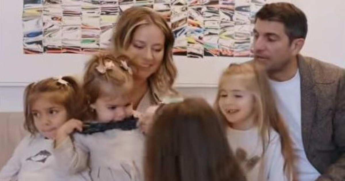 Laura Cosoi și reacția emoționantă a fiicelor la vestea sexului bebelușului Actrița Laura Cosoi se pregătește să devină mamă pentru a cincea oară, iar momentele speciale din această perioadă continuă să le împărtășească fanilor săi