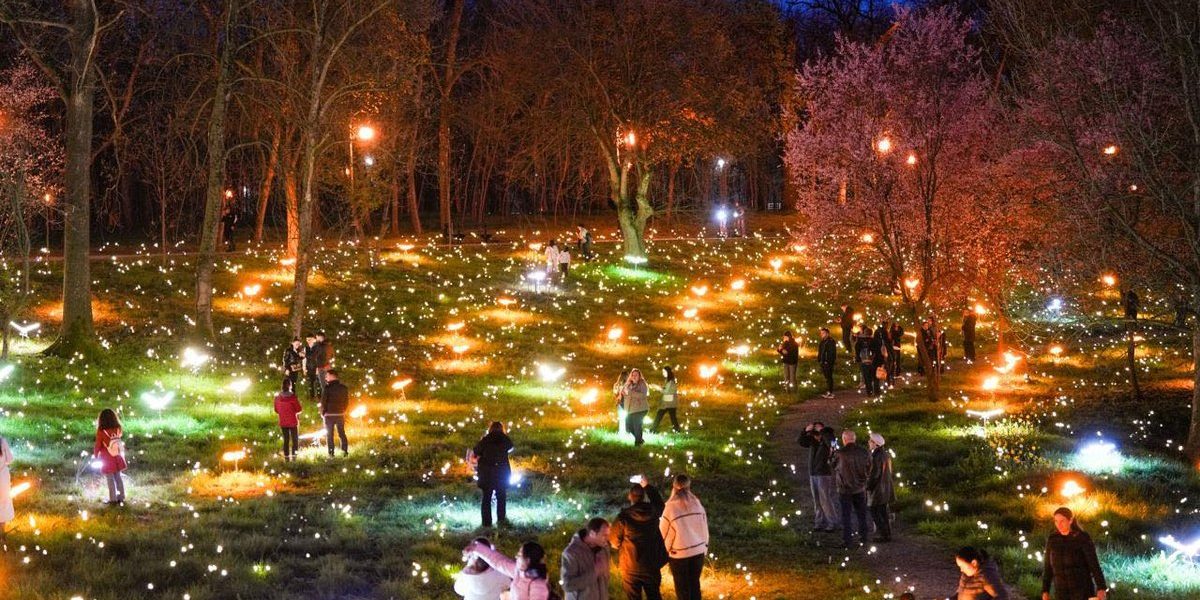 Craiova prinde deja viață în ciuda vremii ploioase și a faptului că deschiderea oficială a Târgului de Paște nu a avut loc încă