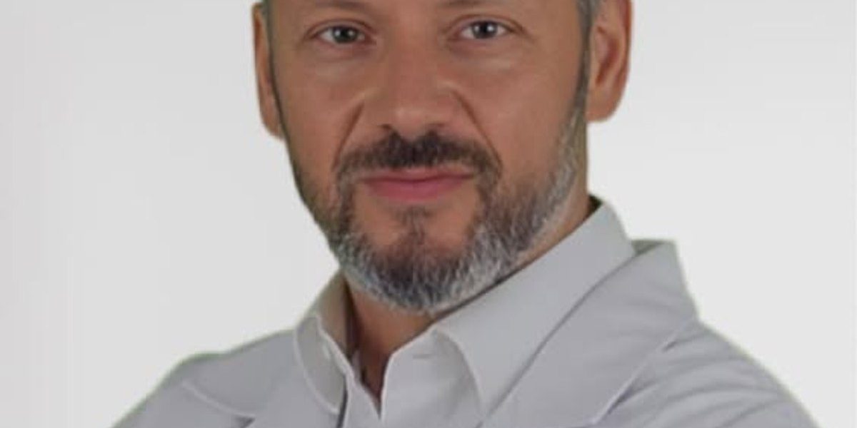 Un medic neurochirurg din Constanța, trimis în judecată pentru înșelăciune Un medic neurochirurg din Constanța a fost trimis în judecată pentru înșelăciune, fiind acuzat că a indus în eroare un pacient pentru a obține sume importante de bani