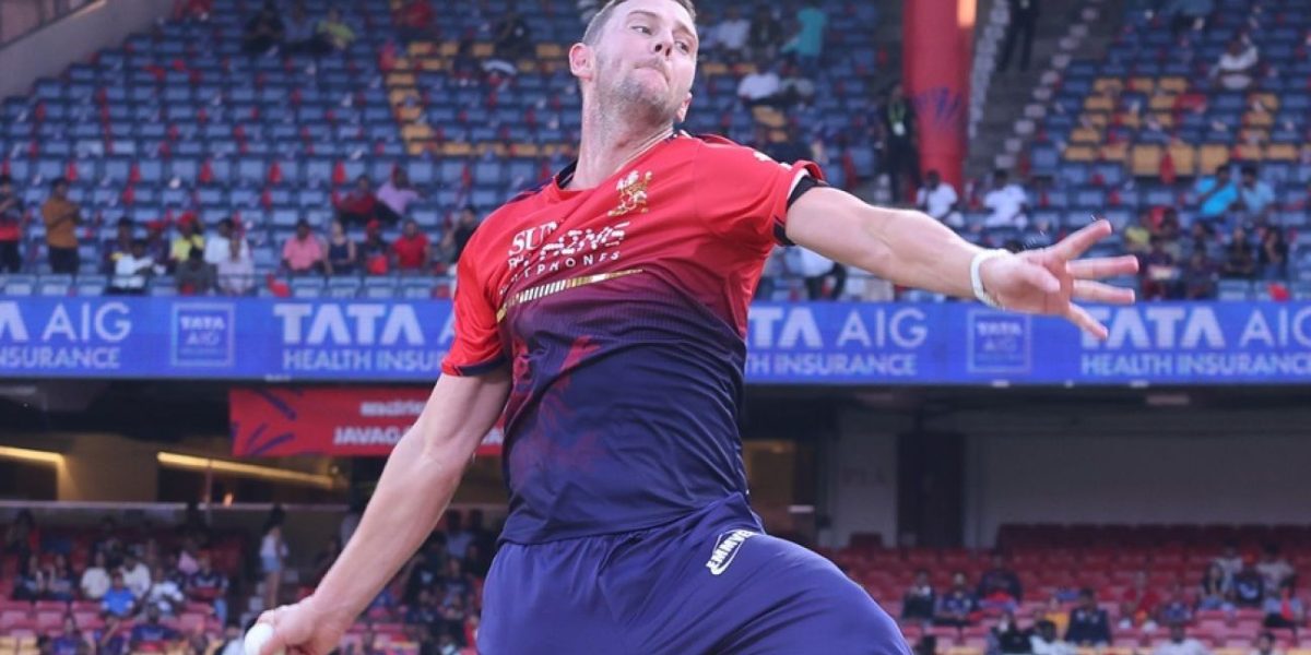 Hazlewood revine: Royals trimit RCB la bată într-un meci plouat