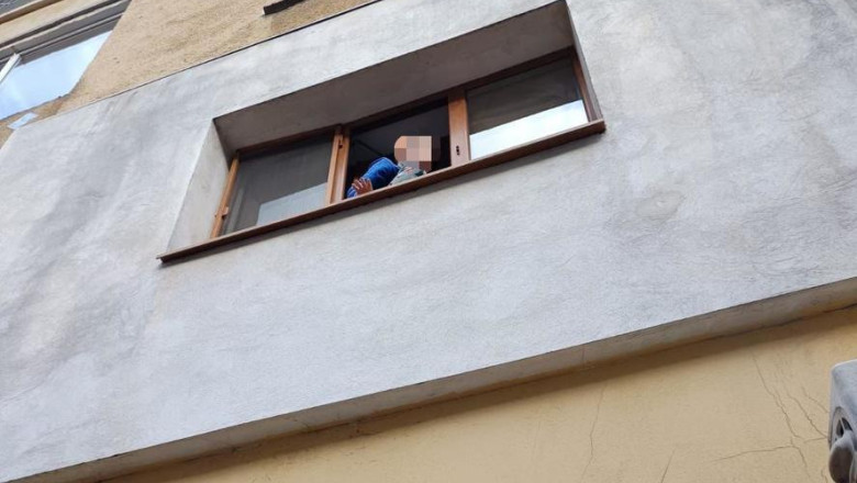 Copil pe pervaz, salvat de polițiștii de la Rutieră după alarma unui trecător