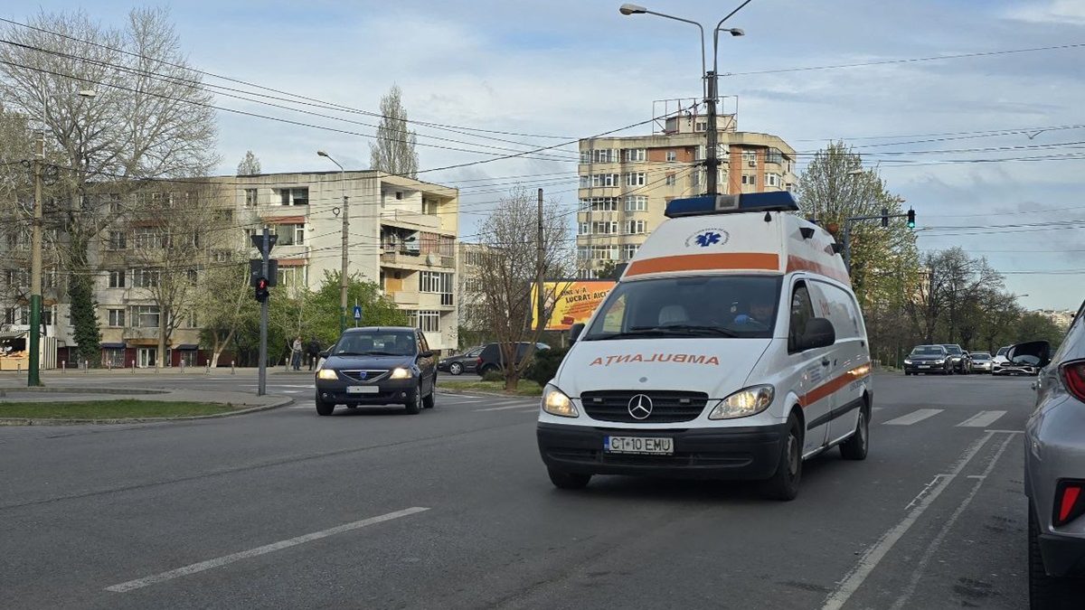 Șoferii români, urmăriți de poliție: pot trece pe roșu după ambulanțe?