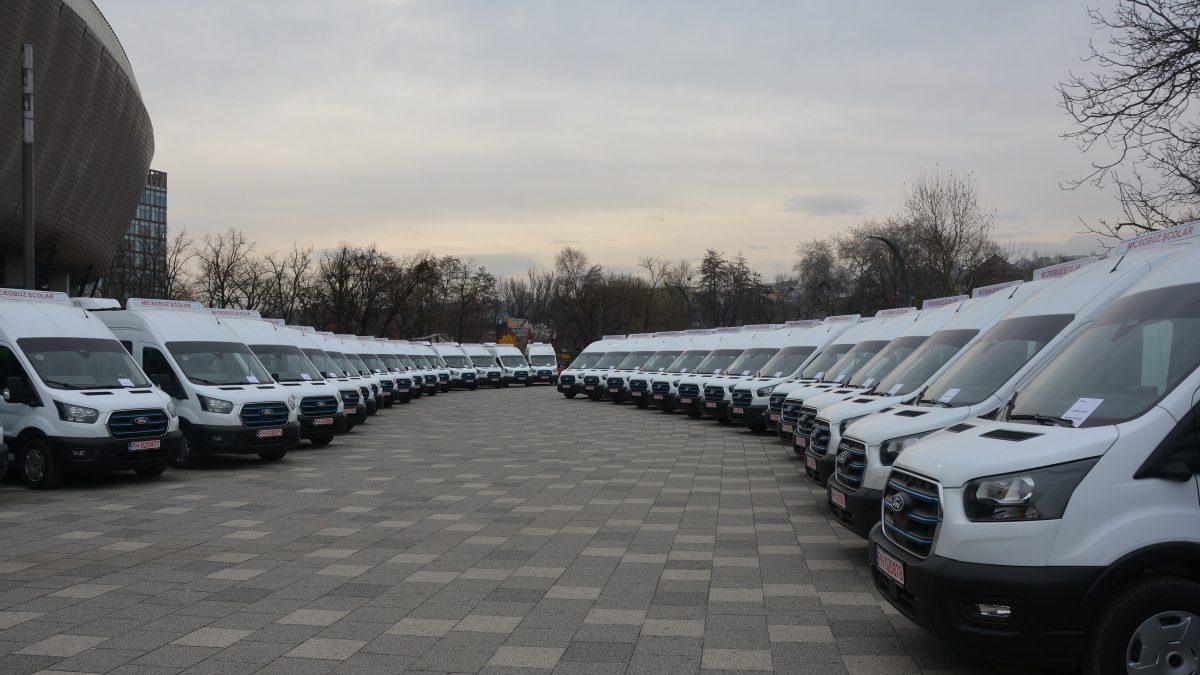 Achiziții controversate la CJ Argeș: Microbuze la prețuri uriașe, scandal cu Bolojan