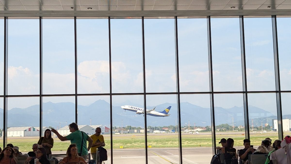 UE pregătește planul de criză pentru combustibilul avioanelor, teama e la porți