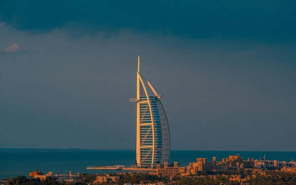 Burj Al Arab, simbolul luxului, se închide: Lovit de dronă, intră la renovare 18 luni