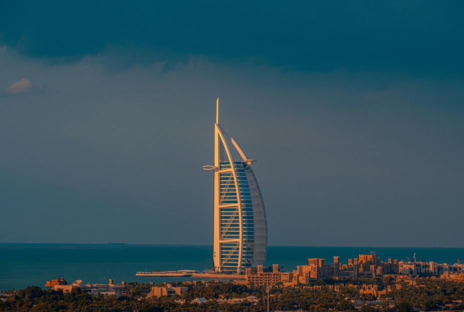 Burj Al Arab, simbolul luxului, se închide: Lovit de dronă, intră la renovare 18 luni