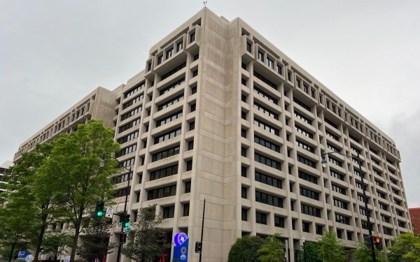 FMI: Reducerea taxelor la combustibil, o măsură ineficientă anti-criză