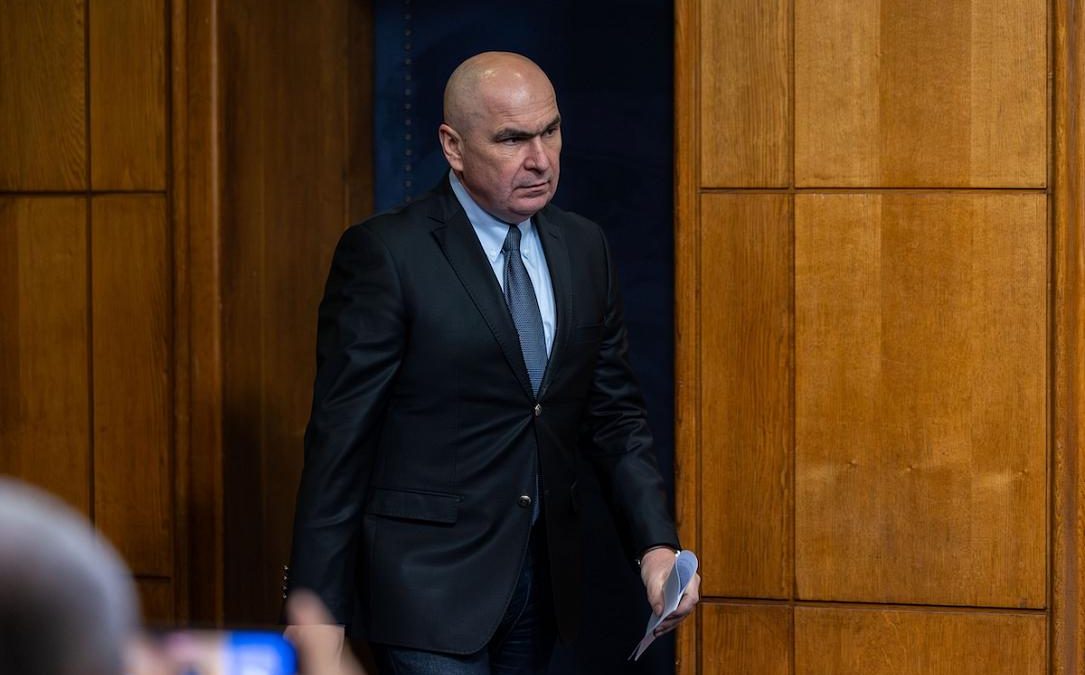 Bolojan, de trei ori mai popular decât Grindeanu, arată un sondaj