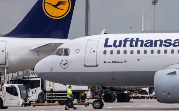 Lufthansa, lovitură VERII: 20.000 de zboruri anulate din cauza prețurilor