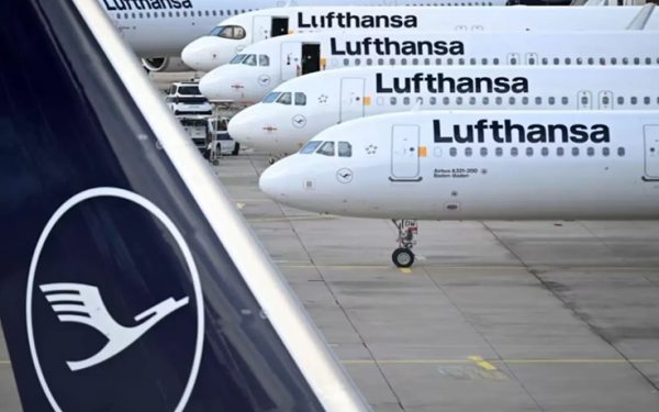 Lufthansa, lovită de scumpiri: Anulează 20.000 de zboruri