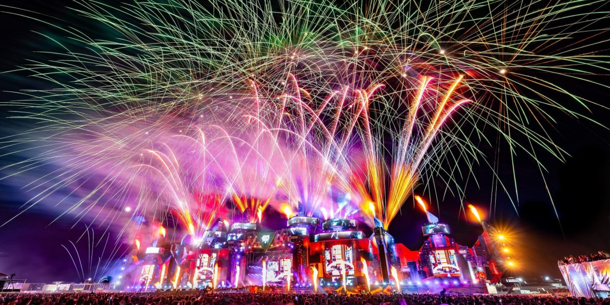 Pentru prima dată, un festival dezvoltat local, Beach, Please!, generează o distribuție globală de amploare, fără intermediere instituțională