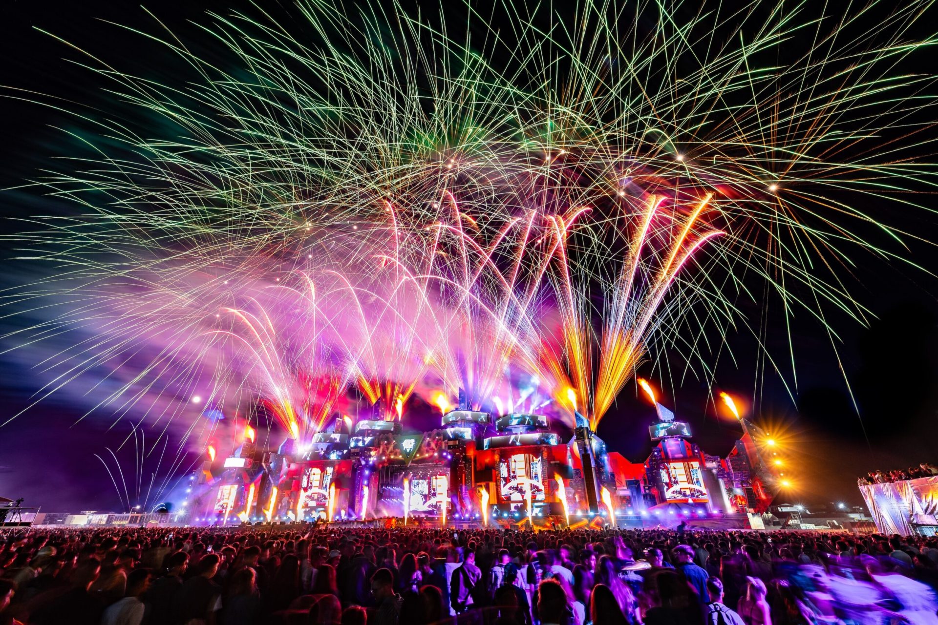 Pentru prima dată, un festival dezvoltat local, Beach, Please!, generează o distribuție globală de amploare, fără intermediere instituțională