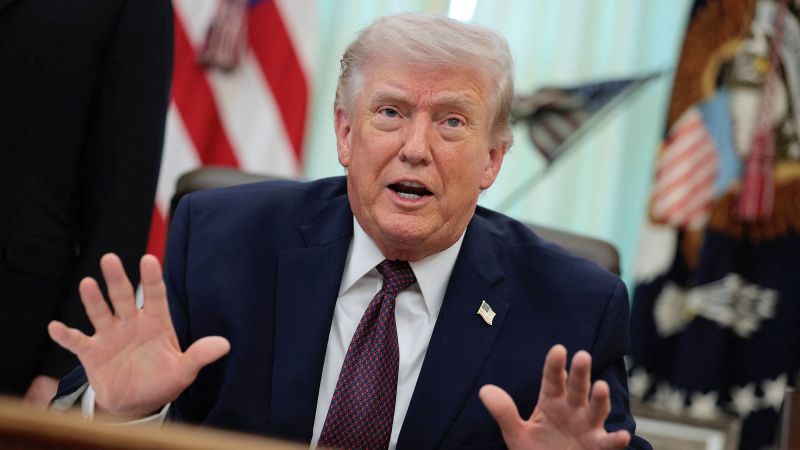Donald Trump sugerează că SUA ar putea ocupa petrolul Iranului, dar evită acțiuni directe din cauza opiniei publice Fostul președinte american Donald Trump a făcut, miercuri, o declarație surprinzătoare la Casa Albă, în care a sugerat că Statele Unite ar putea toma controlul asupra zăcămintelor de petrol ale Iranului