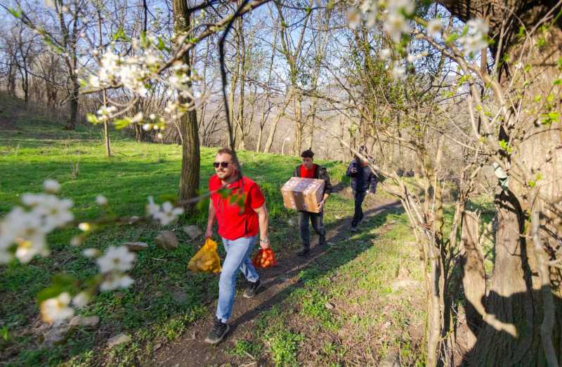 Buzău: ajutoare pentru locuitorii izolați din munți, un vârstnic la 12 km de magazin