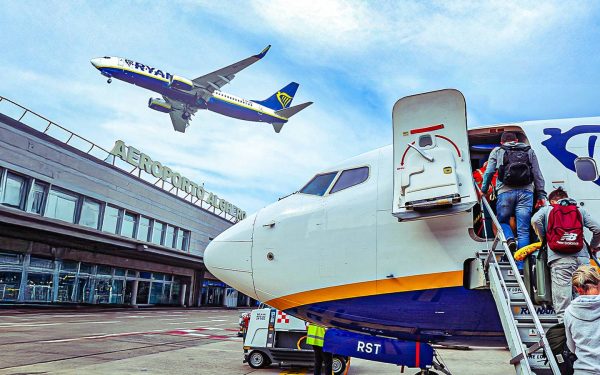 Aeronave blocate: 192 de pasageri, după ce securitatea aeroportului s-a îmbolnăvit