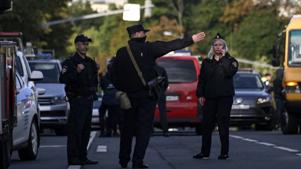 Polițiști suspendați după atacul armat din Kiev: Au fugit și au abandonat un rănit