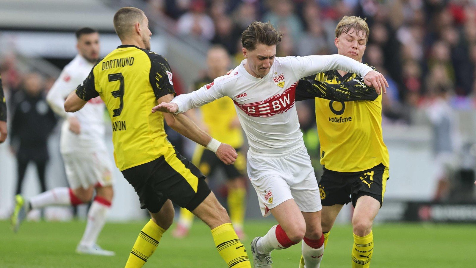 Borussia Dortmund are o ocazie unică pentru a-și consolida poziția în lupta pentru vicecampionat în această seară, când va disputa un meci decisiv împotriva VfB Stuttgart, în cadrul rundei din Bundesliga