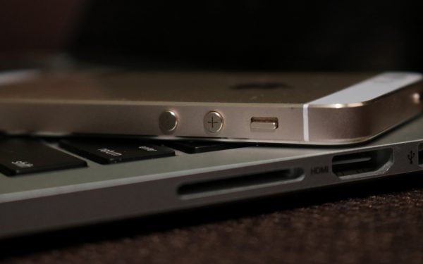 Telefonul VECHI, bomba cu ceas din sertar: Ai ACUM riscuri mari