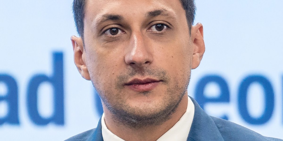 Vlad Gheorghe, consilier al prim-ministrului, a declarat că România ar trebui să ia în considerare o reformă administrativă amplă, care să includă reducerea numărului de primării și consilieri, înainte de a discuta despre schimbarea sistemului de alegere a primarilor