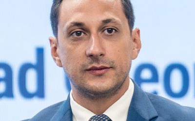Vlad Gheorghe, consilier al prim-ministrului, a declarat că România ar trebui să ia în considerare o reformă administrativă amplă, care să includă reducerea numărului de primării și consilieri, înainte de a discuta despre schimbarea sistemului de alegere a primarilor