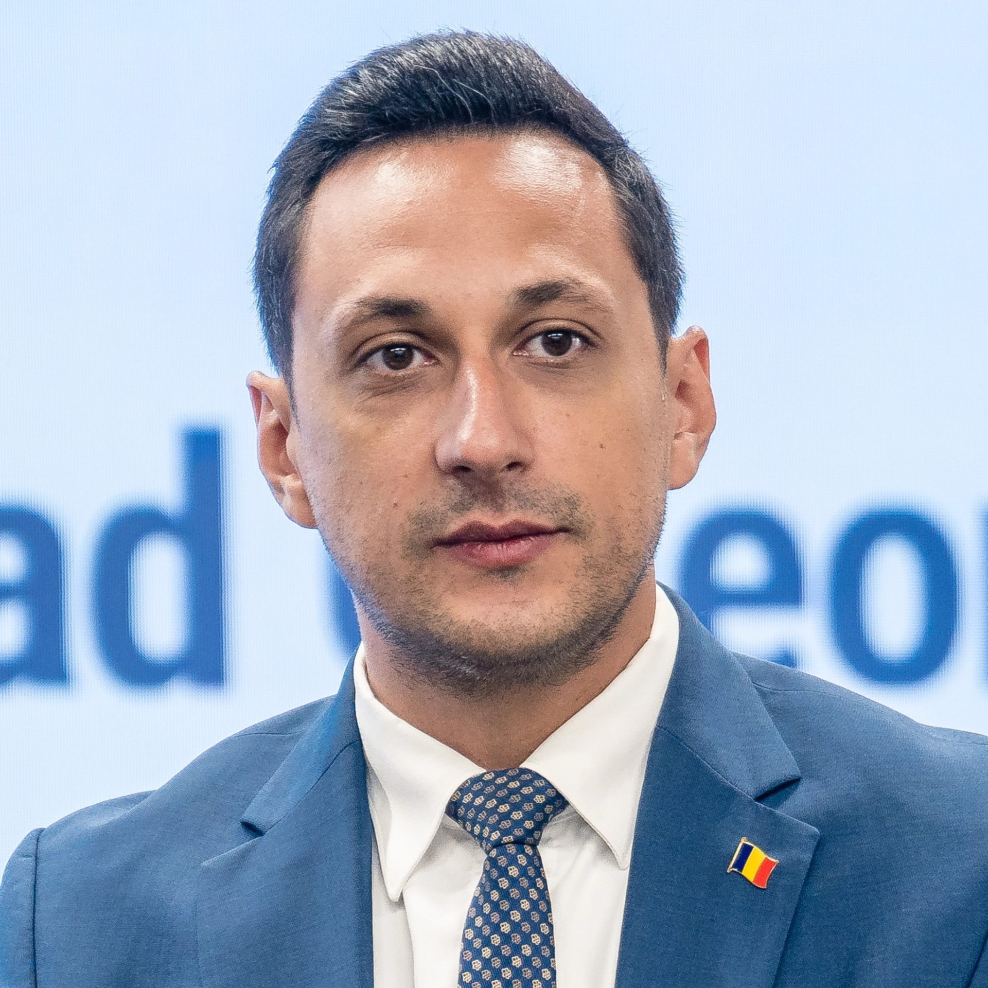 Vlad Gheorghe, consilier al prim-ministrului, a declarat că România ar trebui să ia în considerare o reformă administrativă amplă, care să includă reducerea numărului de primării și consilieri, înainte de a discuta despre schimbarea sistemului de alegere a primarilor