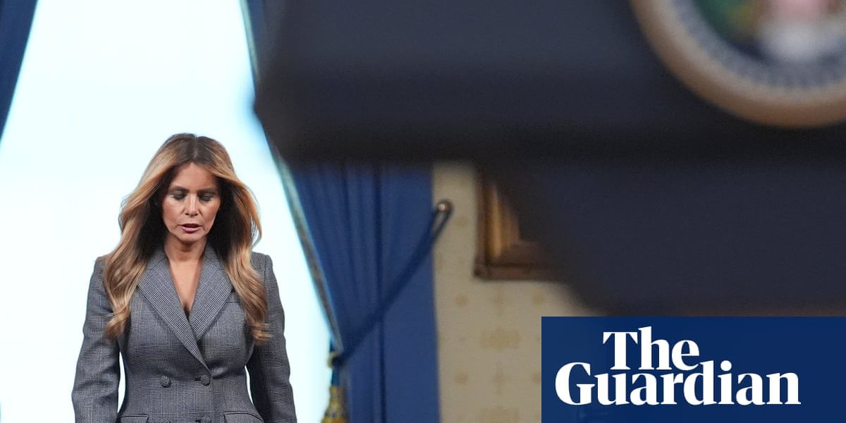 Melania Trump respinge legăturile cu Jeffrey Epstein Fosta Primă Doamnă a Statelor Unite, Melania Trump, a negat public orice relație cu Jeffrey Epstein, afaceristul condamnat pentru infracțiuni sexuale, și cu Ghislaine Maxwell, complicele acestuia