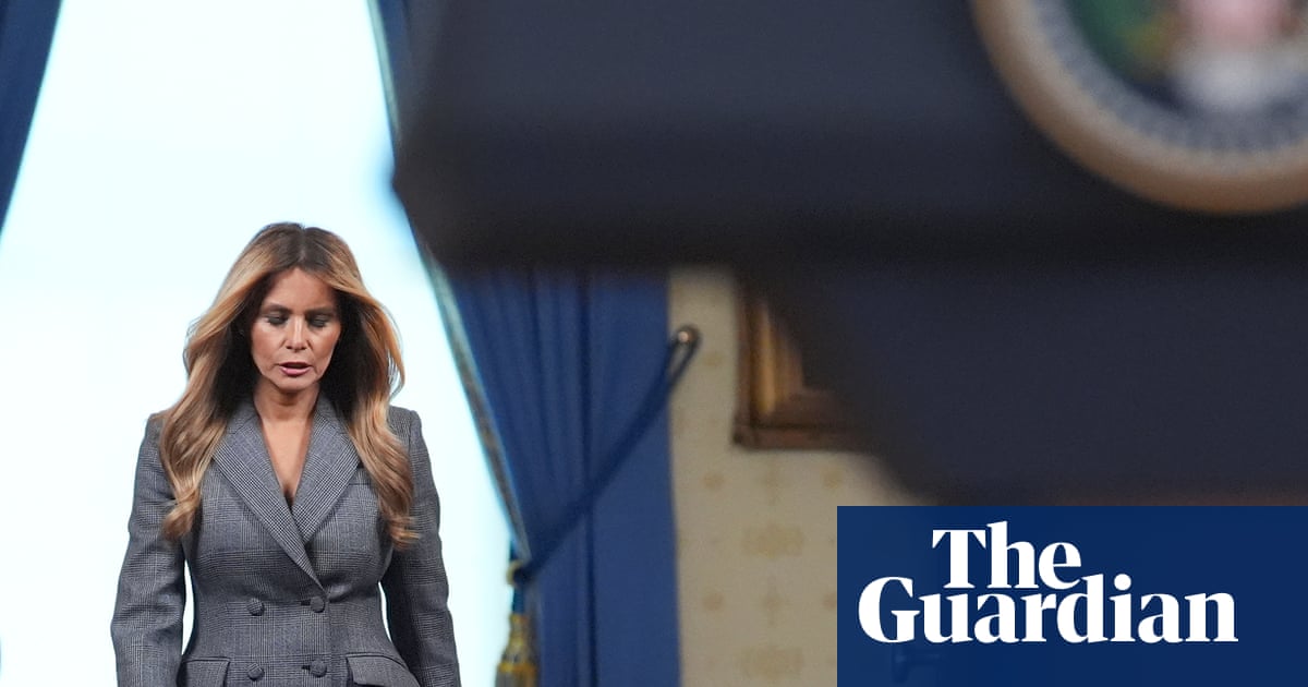 Melania Trump respinge legăturile cu Jeffrey Epstein Fosta Primă Doamnă a Statelor Unite, Melania Trump, a negat public orice relație cu Jeffrey Epstein, afaceristul condamnat pentru infracțiuni sexuale, și cu Ghislaine Maxwell, complicele acestuia
