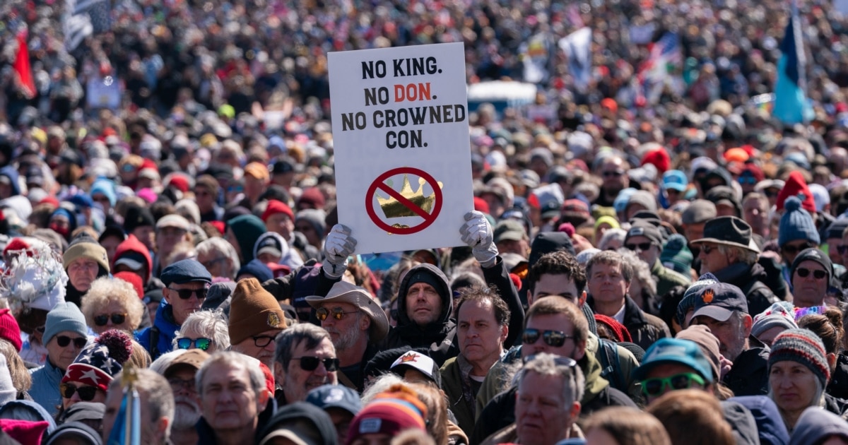 Proteste de amploare în Statele Unite: milioane de persoane ies în stradă pentru a-și manifesta nemulțumirea față de administrația Trump Mii de orașe și comunități din Statele Unite au fost martorii unui val semnificativ de proteste în weekend, al treilea de la inaugurarea președintelui Donald Trump