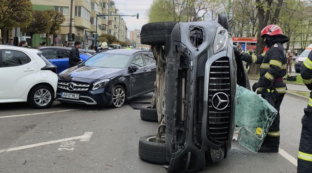 Accident rutier grav la Arad, cu victime și vehicule răsturnate Un accident rutier serios s-a petrecut astăzi în municipiul Arad, pe Bulevardul Revoluției, în zona Ziridava