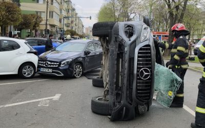 Accident rutier grav la Arad, cu victime și vehicule răsturnate Un accident rutier serios s-a petrecut astăzi în municipiul Arad, pe Bulevardul Revoluției, în zona Ziridava