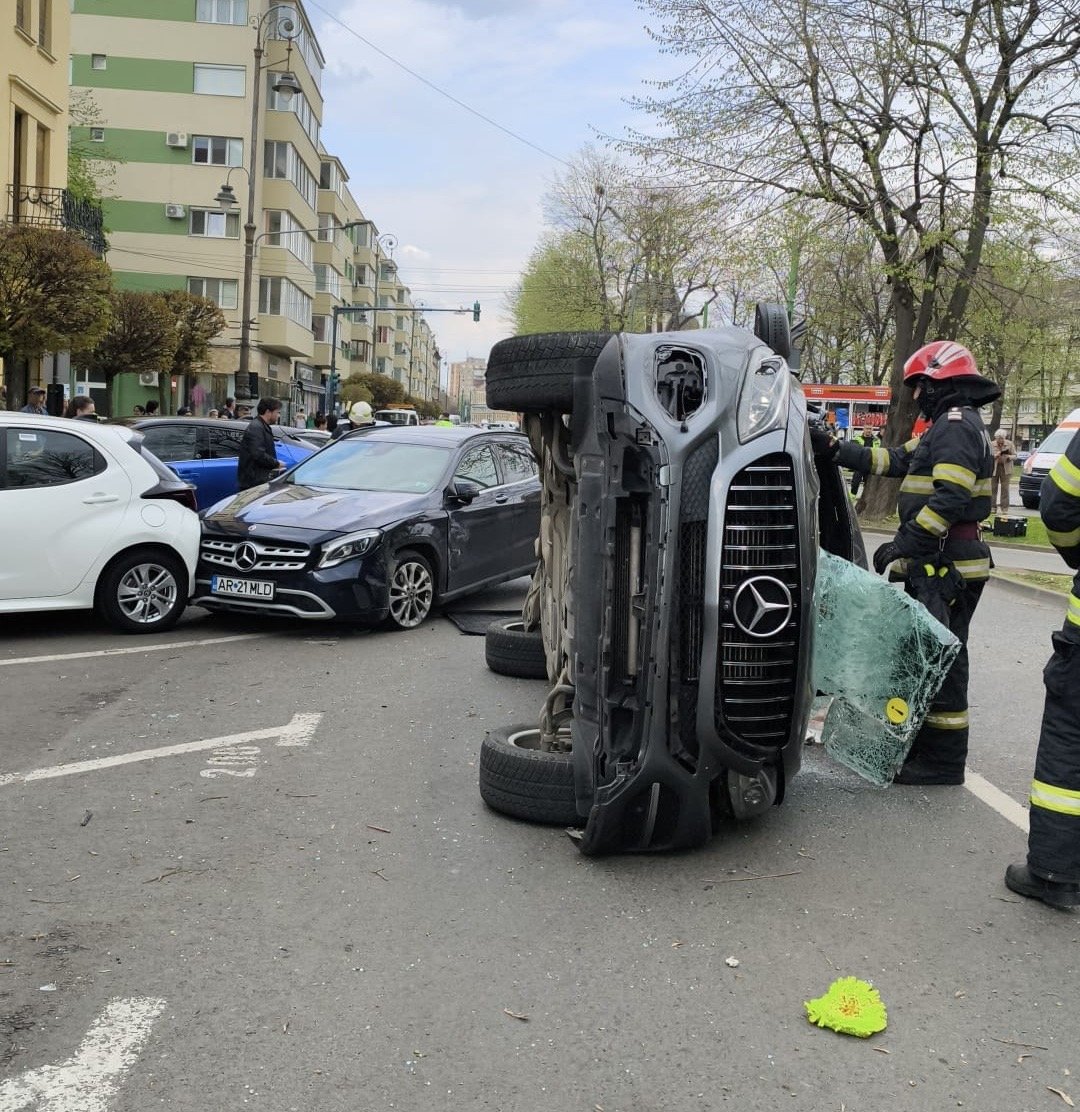 Accident rutier grav la Arad, cu victime și vehicule răsturnate Un accident rutier serios s-a petrecut astăzi în municipiul Arad, pe Bulevardul Revoluției, în zona Ziridava