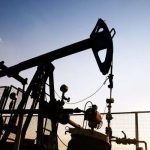 Petrolul sare de 100 de dolari după blocada Iranului, anunță experții
