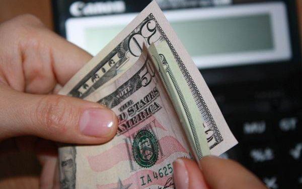 Dolarul, sub presiune: Iranul și riscurile geopolitice limitează scăderea (Reuters)