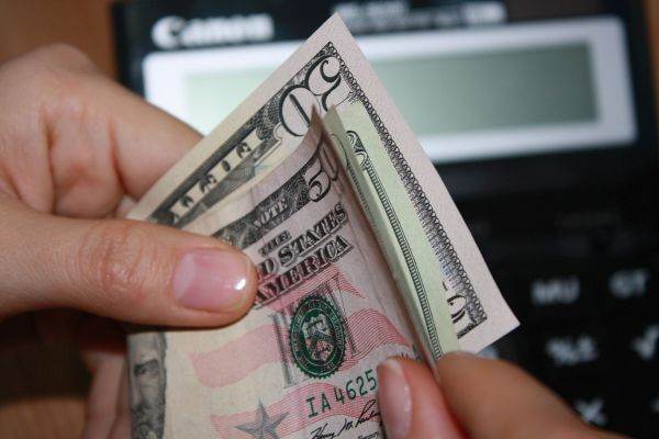 Dolarul, sub presiune: Iranul și riscurile geopolitice limitează scăderea (Reuters)