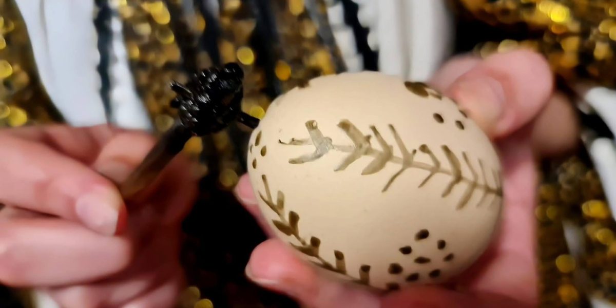 Muzeul Național al Țăranului Român găzduiește pe 5 aprilie 2026 o expoziție-atelier dedicată artei tradiționale a încondeierii ouălor, intitulată „Geometria lumii nevăzute”