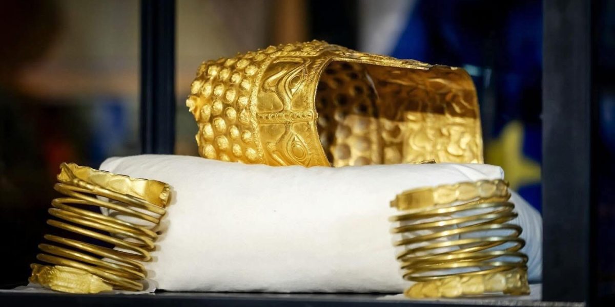 Recuperarea brățărilor dacice și a coifului de la Coțofenești reprezintă o reușită semnificativă pentru România, dar și o recuperare a identității naționale