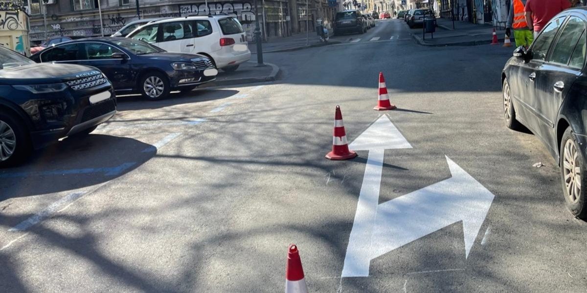 Primăria București a anunțat recent că, începând de duminică, 5 aprilie, regulile de circulație pe mai multe străzi din centrul orașului au suferit modificări concrete, menite să faciliteze fluidizarea traficului și să sporească siguranța rutieră