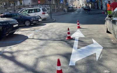 Primăria București a anunțat recent că, începând de duminică, 5 aprilie, regulile de circulație pe mai multe străzi din centrul orașului au suferit modificări concrete, menite să faciliteze fluidizarea traficului și să sporească siguranța rutieră