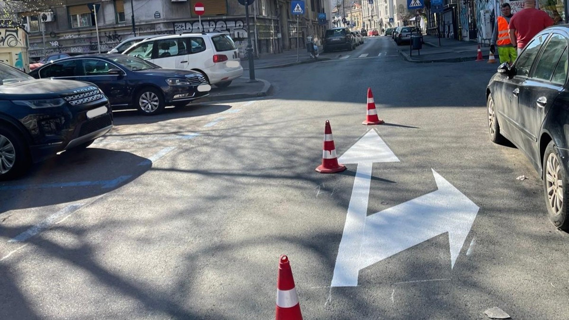 Primăria București a anunțat recent că, începând de duminică, 5 aprilie, regulile de circulație pe mai multe străzi din centrul orașului au suferit modificări concrete, menite să faciliteze fluidizarea traficului și să sporească siguranța rutieră