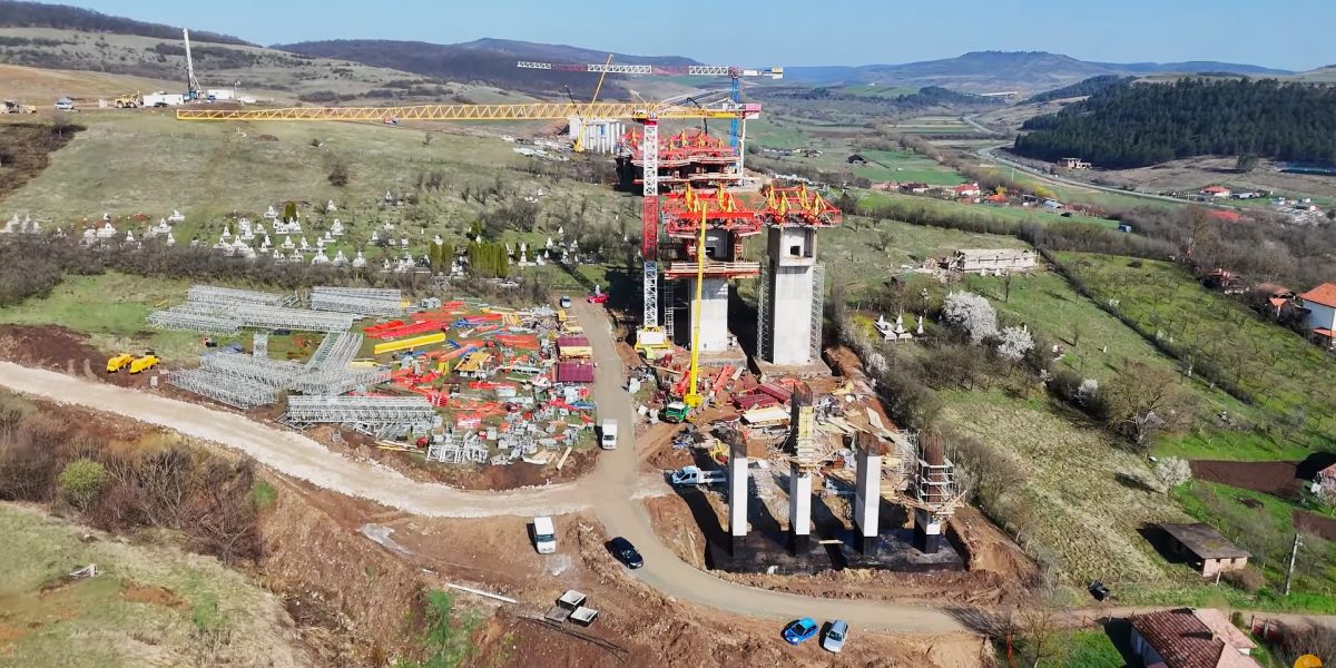 Autostrada Transilvania prinde contur în zona de vest a județului Cluj Lucrările la Autostrada Transilvania avansează în zona de vest a județului Cluj, aducând, în sfârșit, vești concrete pentru șoferii care așteaptă de ani buni inaugurarea unor porțiuni critice ale drumului de mare viteză