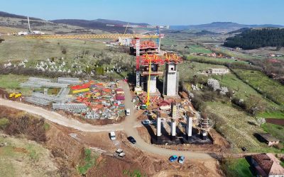Autostrada Transilvania prinde contur în zona de vest a județului Cluj Lucrările la Autostrada Transilvania avansează în zona de vest a județului Cluj, aducând, în sfârșit, vești concrete pentru șoferii care așteaptă de ani buni inaugurarea unor porțiuni critice ale drumului de mare viteză