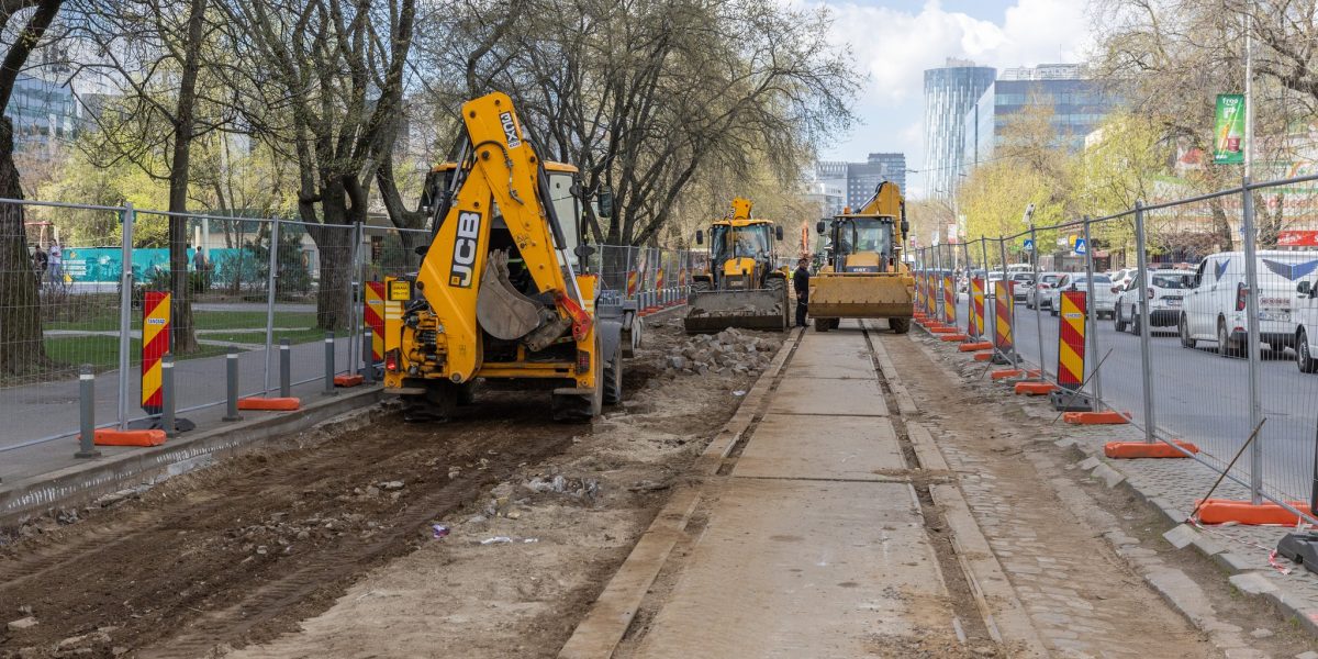 Lucrările de modernizare a liniilor de tramvai avansează în București Bucureștenii se confruntă cu restricții de trafic din cauza lucrărilor de modernizare a liniilor de tramvai, care se desfășoară pe mai multe tronsoane din Capitală