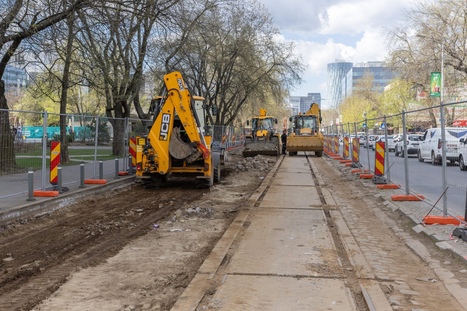 Lucrările de modernizare a liniilor de tramvai avansează în București Bucureștenii se confruntă cu restricții de trafic din cauza lucrărilor de modernizare a liniilor de tramvai, care se desfășoară pe mai multe tronsoane din Capitală